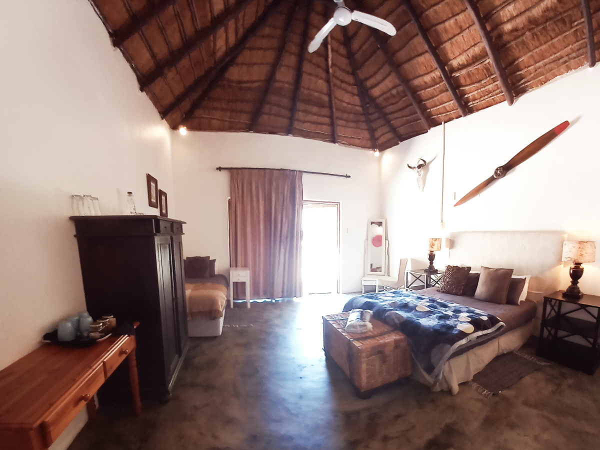 Pool Room bedroom with queen and single bed