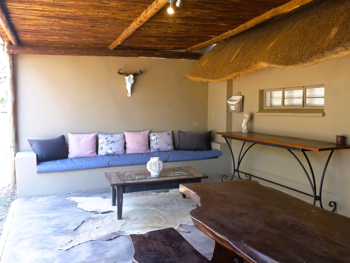 Archies Cottage outdoor seating area facing the bush