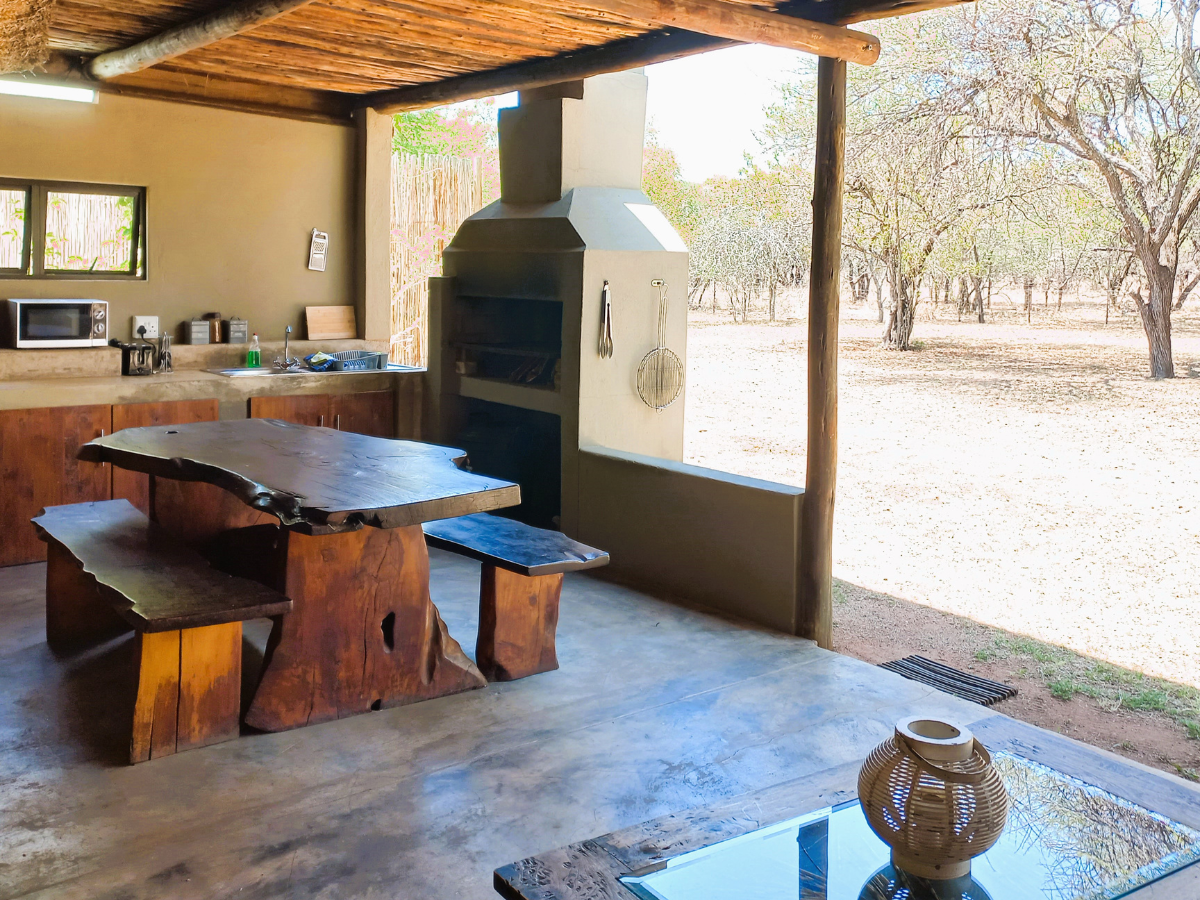 Archies Cottage private outdoor kitchen and braai area facing the bush