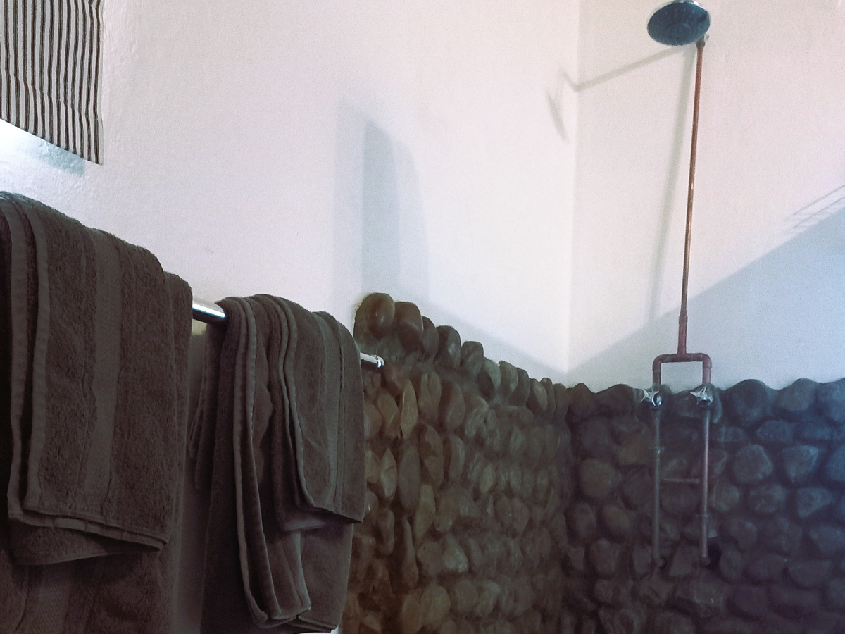 Archies Cottage en-suite bathroom with shower