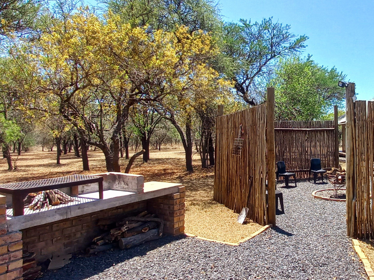 Outdoor kitchen boma and braai area